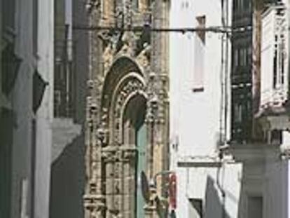 El callejón de las Monjas y el convento de la Encarnación, en Arcos de la Frontera.