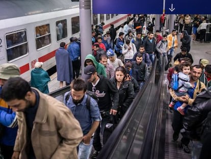 Refugiados llegando el martes a la estación de tren de Düsseldorf (Alemania).