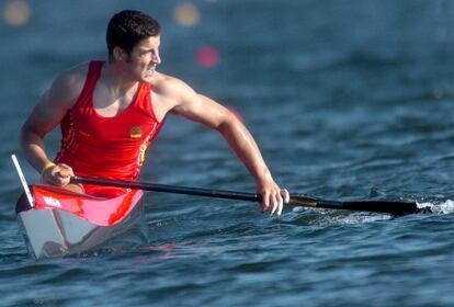 David Cal guarda el equilibrio con la pala mientras observa el marcador, tras cruzar la meta de la final de C1- 500 y conseguir la medalla de plata, el 28 de agosto de 2004. En aquella ocasión, Cal pasó 34 centésimas de segundo por detrás del alemán Andreas Dittmer. El día anterior, compitiendo en C1-1000, al laureado palista alemán le tocó el segundo puesto (52 centésimas más tarde) en los que serían sus últimos Juegos Olímpicos.