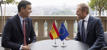 Pedro Sánchez conversa con Donald Tusk, hoy en Bruselas.