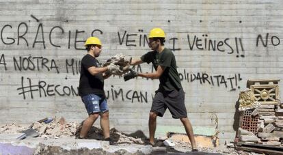 Jornada de trabajo colectivo para seguir con el desescombro del inmueble parcialmente derruido.