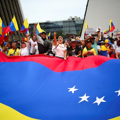 Venezuelans living in Colombia hold Venezuela's national flag during a protest against election results, in Medellin, Colombia August 7, 2024. REUTERS/Juan David Duque