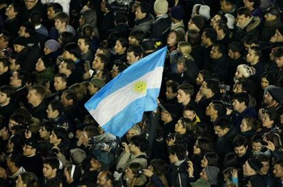 Feligreses celebran con una bandera argentina la elección del papa Francisco I.