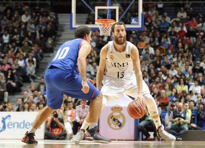 Sergio Rodríguez ante Colom en el derbi