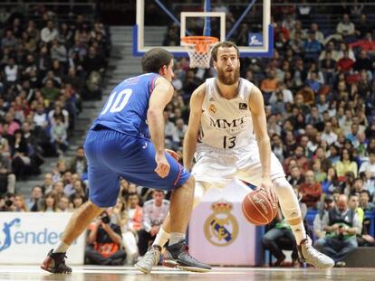 Sergio Rodríguez ante Colom en el derbi