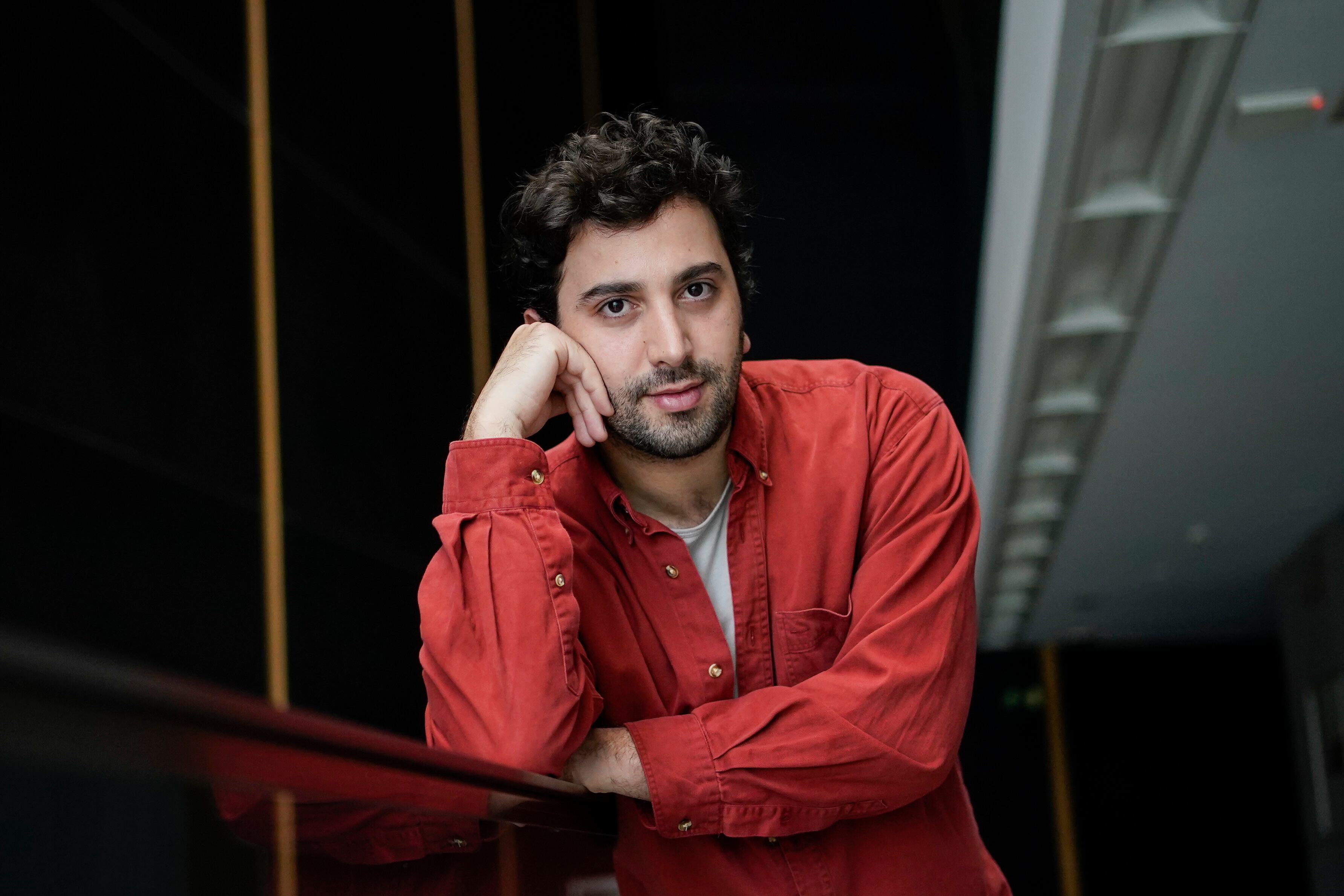 Mario Banushi posa en los Teatros del Canal en Madrid.