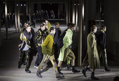 Dries Van Noten entr&oacute; de lleno en la tendencia atl&eacute;tica (ropa c&oacute;moda, vers&aacute;til y con tejidos t&eacute;cnicos), y la version&oacute; a su manera. As&iacute;, los pantalones &#039;cargo&#039; se combinaban con chaquetas de chaqu&eacute;, sobre las que los modelos llevaban, por ejemplo, un grueso plum&iacute;fero. 