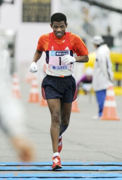 Gebrselassie cruza la línea de meta en Tokio.