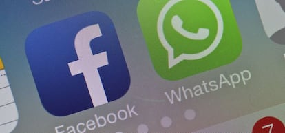 Aplicaciones de Facebook y Whatsapp en el tel&eacute;fono m&oacute;vil de un usuario. 