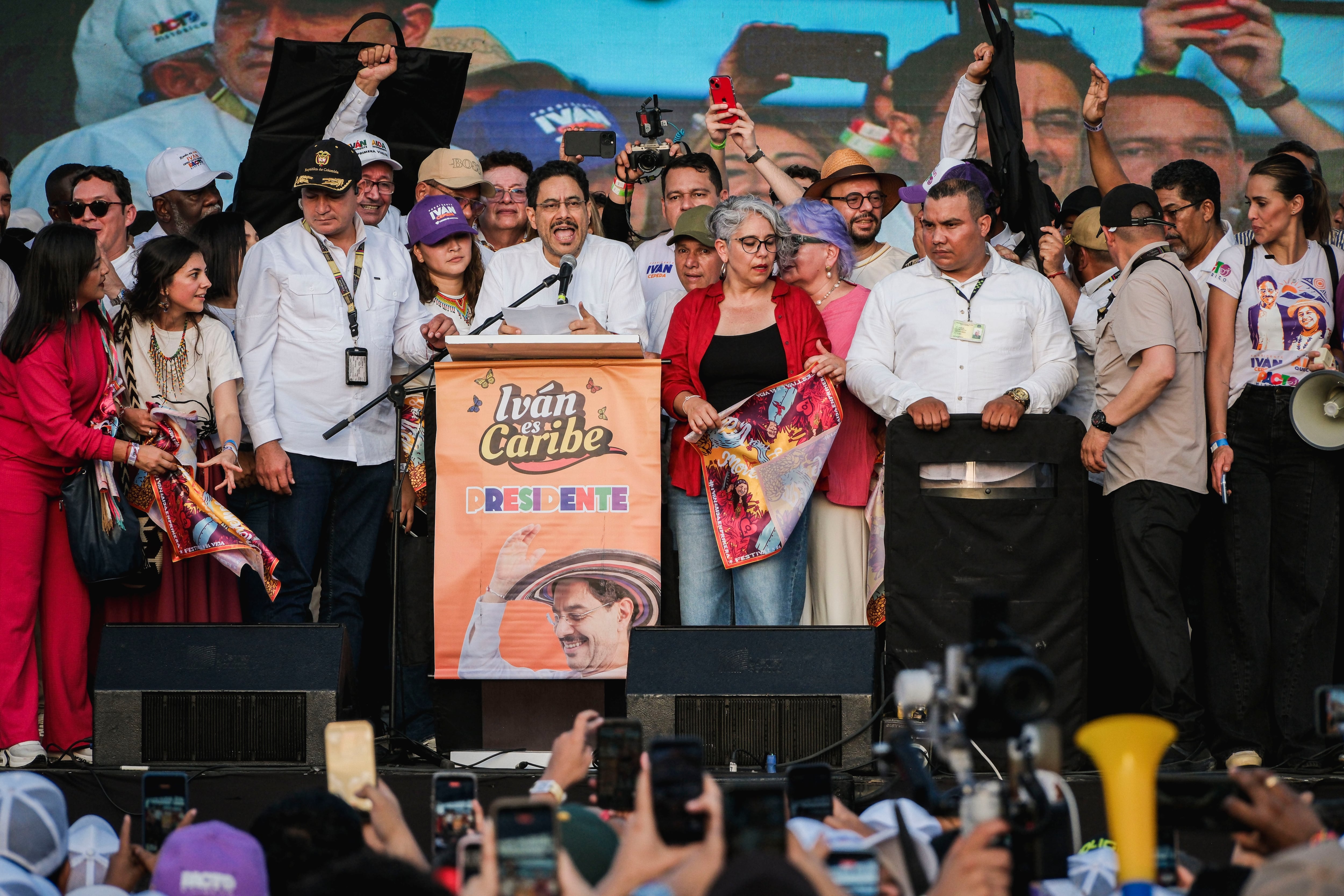 Iván Cepeda se dirige a simpatizantes durante su cierre de campaña en la ciudad caribeña. 
