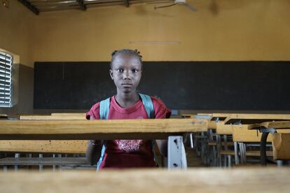 Según Unicef, 3,8 millones de alumnos han podido volver a las aulas este curso en Burkina Faso. Rukieta, que tiene entre ocho y 10 años (no lo sabe bien), es una de ellas. Llegó hace unos meses a la ciudad de Ouahigouya, donde la inscribieron en un curso de escolarización acelerada para que pudiera recuperar conocimientos, el hábito de ir a la escuela y el nivel académico que le corresponde. Ahora sigue las clases en la misma aula donde ha dormido con otras personas desplazadas, víctimas de la violencia.