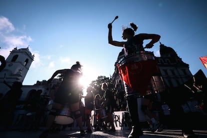 Colectivo de danzas y teatro participan en la marcha de Buenos Aires (Argentina). 