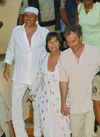 Berlusconi pasea el lunes con el matrimonio Blair por Porto Rotondo.