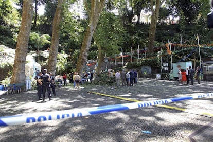 En el momento en que se ha caído el árbol, un falso plátano (arce blanco) de unos 200 años, decenas de personas estaban comprando y encendiendo velas junto a una fuente ante una imagen de la virgen del Monte, durante los actos con motivo de la festividad de la Asunción de la virgen María.