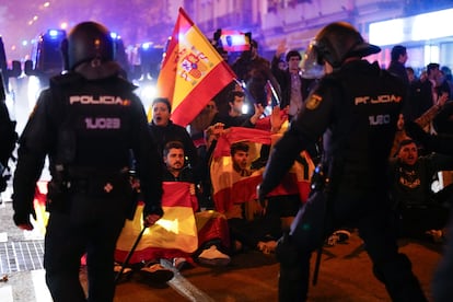 Una serie de petardos y bengalas lanzadas contra la unidad policial que custodiaba la sede del PSOE motivaron la intervención policial después de que varios individuos desmontaran el vallado de protección de la calle Ferraz.
