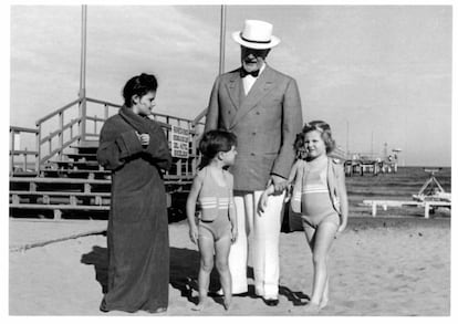 Marina (primera por la derecha), en 1938 en la playa de Lido, en Venecia, con su hermano Bino, su prima Esmeralda y su abuelo Giuseppe Volpi. En la página siguiente, la condesa Cicogna.