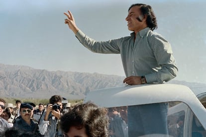 El 14 de mayo de 1989 el candidato presidencial de la oposición, Carlos Menem, del partido peronista justicialista FREJUPO, muestra el signo de la victoria a sus partidarios en su Estado natal del noroeste.