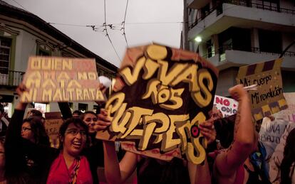 “Ni víctimas, ni pasivas, ¡mujeres combativas!” Con motivo de la celebración del 25 de noviembre, Día Internacional por la Eliminación de la Violencia contra la Mujer, la marcha Vivas nos queremos, ni una menos de Ecuador se unió a la convocatoria a nivel latinoamericano para poner freno a los recientes casos de feminicidio ocurridos en países como Argentina y Colombia.