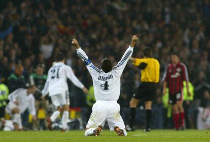 Fernando Hierro, capitán del Real Madrid, celebra en 2002 la novena Copa de Europa conseguida en Hampden Park tras vencer al Leverkusen.