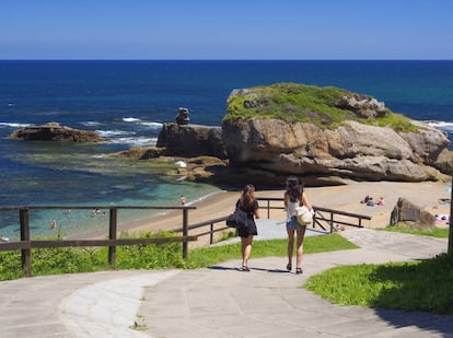 La playa de Estaño cuenta con una piscina natural cavada en la roca