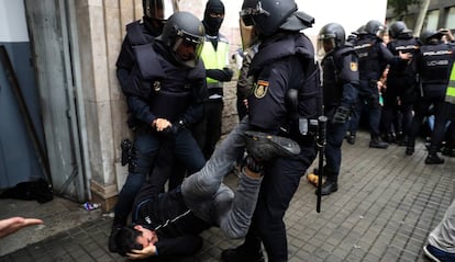 Policías en el Instituto Balmes de Barcelona el 1-O.