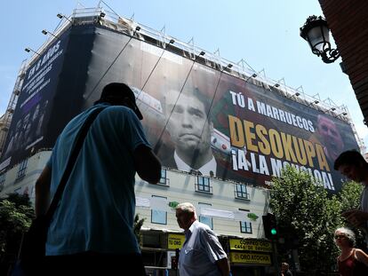 La lona de Desokupa en la calle Atocha en Madrid, este lunes.