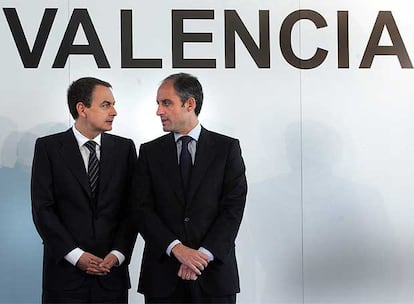 Rodríguez Zapatero y Camps, en una visita al aeropuerto de Valencia.