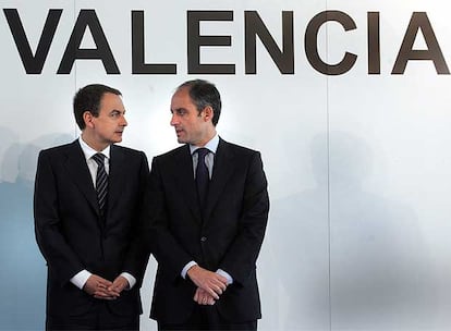 Rodríguez Zapatero y Camps, en una visita al aeropuerto de Valencia.