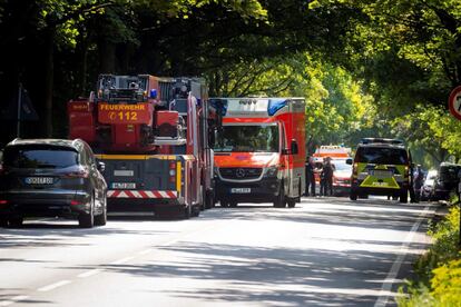 Efectivos de equipos de emergencia trabajan en el lugar donde doce personas resultaron heridas, dos de ellas de gravedad, en un ataque cometido por un hombre armado con un cuchillo en un autobús urbano, en la ciudad alemana de Lübeck.