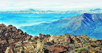 La cordillera de los Andes vista desde la cumbre del cerro La Campana, en la región de Valparaíso, en el centro de Chile.