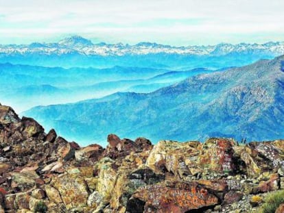 La cordillera de los Andes vista desde la cumbre del cerro La Campana, en la regi&oacute;n de Valpara&iacute;so, en el centro de Chile. 