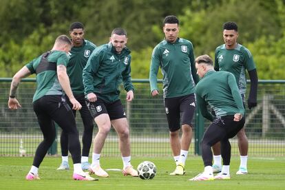 De derecha a izquierda, Watkins, Cash, Rogers, McGinn y Rashford, ayer durante el entrenamiento del Villa.