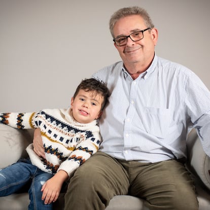 12-02-2025. Córdoba. Fotos al niño Javier Lunar con sindrome wiskott-aldrich que ha sido tratado con éxito en el Hospital San Rafaelle de Milán (Italia) acompañado del investigador Manuel Santamaría. Fotos Chencho Martínez.