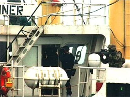 Miembros de un comando policial entra en el barco interceptado en el Atlántico.