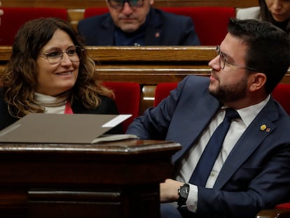 El presidente de la Generalitat, Pere Aragonès (d) y la consellera de la Presidencia, Laura Vilagrà (i) durante la sesión de control en el Parlament, este miércoles.