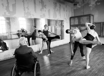 Merce Cunningham observa desde su silla de ruedas un ensayo de su compañía en junio de este año, un mes antes de morir.