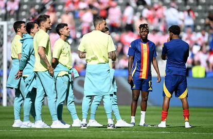 Los jugadores de la selección española pisan el césped del estadio Olímpico de Berlín, este sábado. 