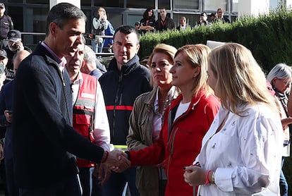 El presidente del Gobierno, Pedro Sánchez, en el Cecopi el 31 de octubre, junto a Carlos Mazón, presidente valenciano, saluda a la consejera Salomé Pradas, con el presidente de la diputación de Valencia, Vicente Mompó, al fondo.