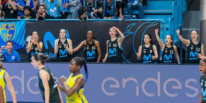 Las jugadoras de Estudiantes animan desde el banquillo durante la MiniCopa Endesa 2024 de Huelva.