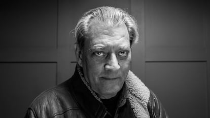 El escritor Paul Auster posa en in Oxford, Inglaterra, en marzo de 2017. 