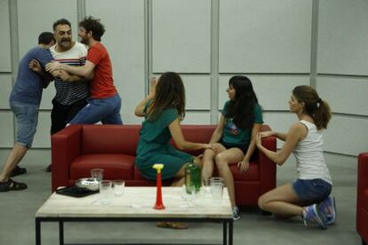 De izquierda a derecha, Fele Martínez, Juan Carlos Vellido, Gorka Otxoa, Melani Olivares, Carmen Ruiz y Manuela Velasco, en un ensayo
de la obra.