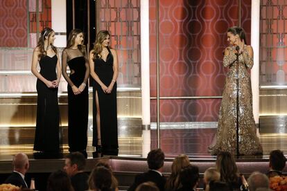 La actriz Sofía Vergara, junto a las hijas de Sylvester Stallone y Jennifer Flavin, Scarlet, Sistine y Sophia, que ejercieron de ayudantes de Jimmy Fallon durante la gala.
