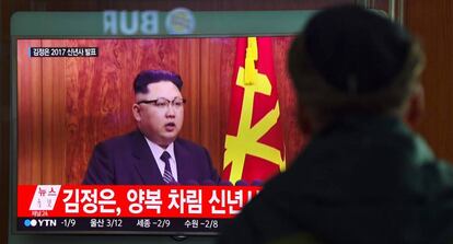 Un hombre sigue en televisi&oacute;n el discurso de A&ntilde;o Nuevo del l&iacute;der norcoreano, Kim Jong-Un, el pasado 31 de diciembre en Se&uacute;l.
 