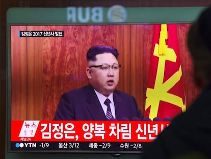 Un hombre sigue en televisi&oacute;n el discurso de A&ntilde;o Nuevo del l&iacute;der norcoreano, Kim Jong-Un, el pasado 31 de diciembre en Se&uacute;l.
 