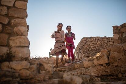 Un grupo de niñas juegan en las ruinas de Toujout, una de las poblaciones amaziges que quedan en el sudeste de Túnez.