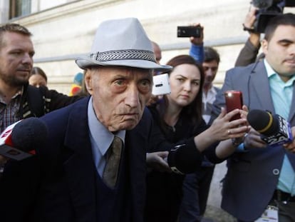 Alexandru Visinescu, antiguo comandante de Ramnicu Sarat, a la salida e los juzgados de Bucarest el pasado 24 de septiembre. / Bogdan Cristel (Reuters)