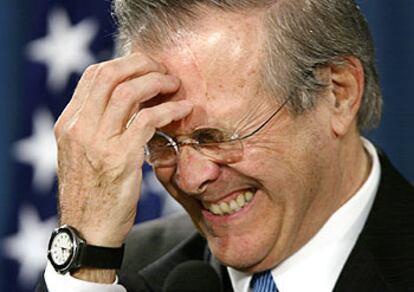 Donald Rumsfeld, durante una comparecencia ante la prensa en el Pentágono el pasado mes de febrero.