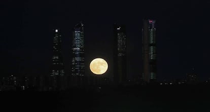 A Superlua entre as quatro torres da Castelhana, fotografada de Aravaca, em Madri.