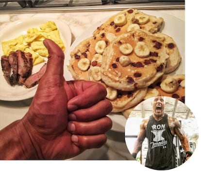 <strong>Qué 'snack'.</strong> Tortitas de avena con pepitas de chocolate y plátano.
<strong>La opinión del especialista.</strong> Los 120 kg de puro músculo del actor le otorgan el título indiscutible de portento físico. Durante muchos años se dedicó a la lucha libre y, actualmente, a sus 44 años, aún mantiene esos buenos hábitos que le permiten mantener su forma física. "La avena es el mejor cereal para los deportistas. Su índice glucémico bajo aporta una energía prolongada ideal para practicar ejercicio de alta intensidad. También es una fuente de vitamina B y minerales, y gracias a su Omega 6 se controla el colesterol", explica la nutricionista Carla Sánchez. Por su parte, el cacao puro funciona como antioxidante y reduce significativamente el estrés. Por lo tanto, bien hecho, The Rock.