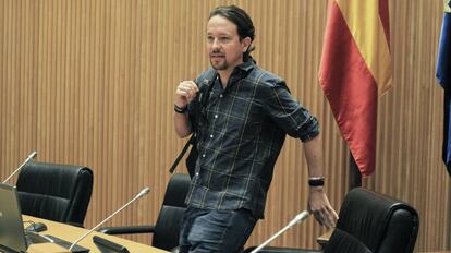 El secretario general de Podemos, Pablo Iglesias, al inicio hoy de la primera reunión del grupo parlamentario confederal de Unidos Podemos.